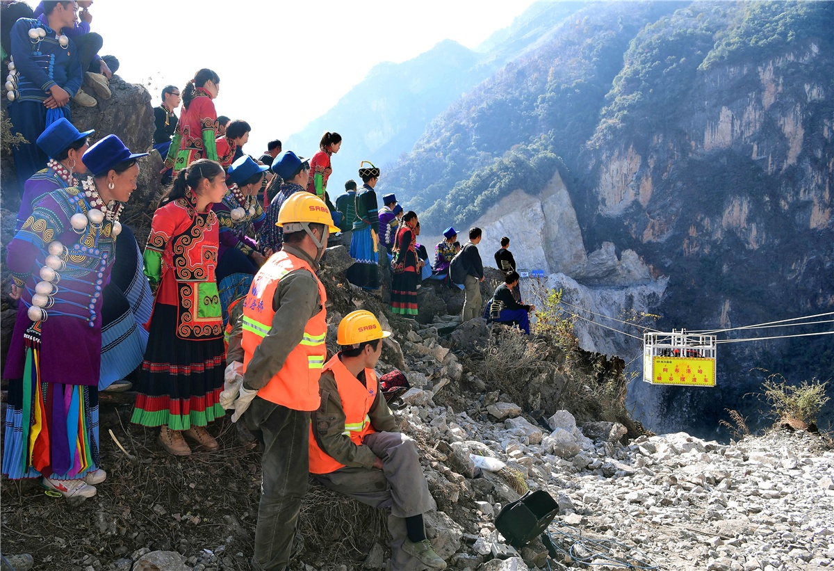 ngheo doi,  nguoi dan,  cap treo,  xay dung,  duong xa,  may bay anh 2