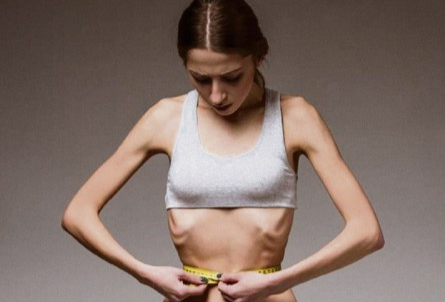 Ton vinh co the mong manh, gay go, gioi tre chau A mac chung chan an hinh anh