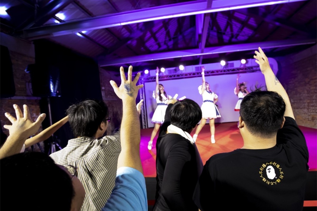 Hong Kong,  nghe si,  underground,  ca si,  giai tri,  ban dam,  mai dam,  quay roi anh 1