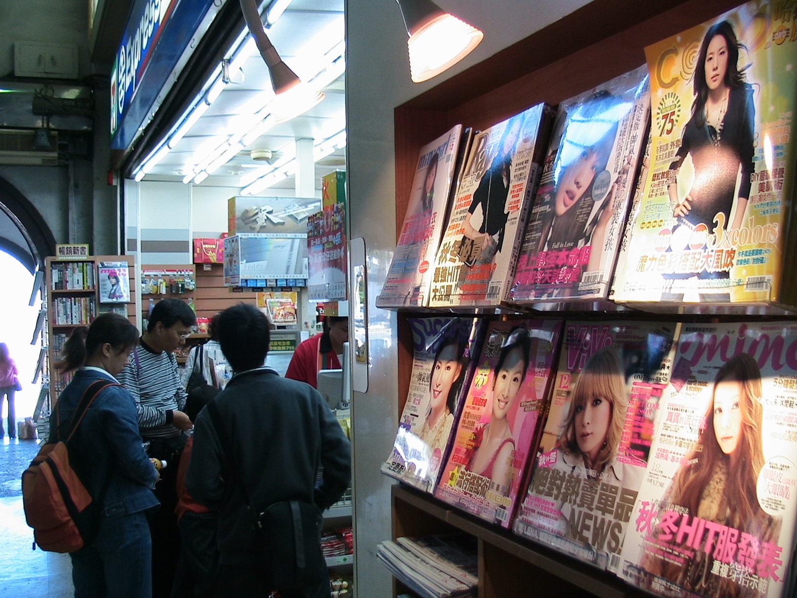 Hong Kong,  nghe si,  underground,  ca si,  giai tri,  ban dam,  mai dam,  quay roi anh 2