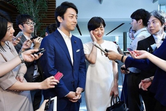 Bo truong Nhat xin nghi phep cham con de lam guong cho cac ong bo hinh anh