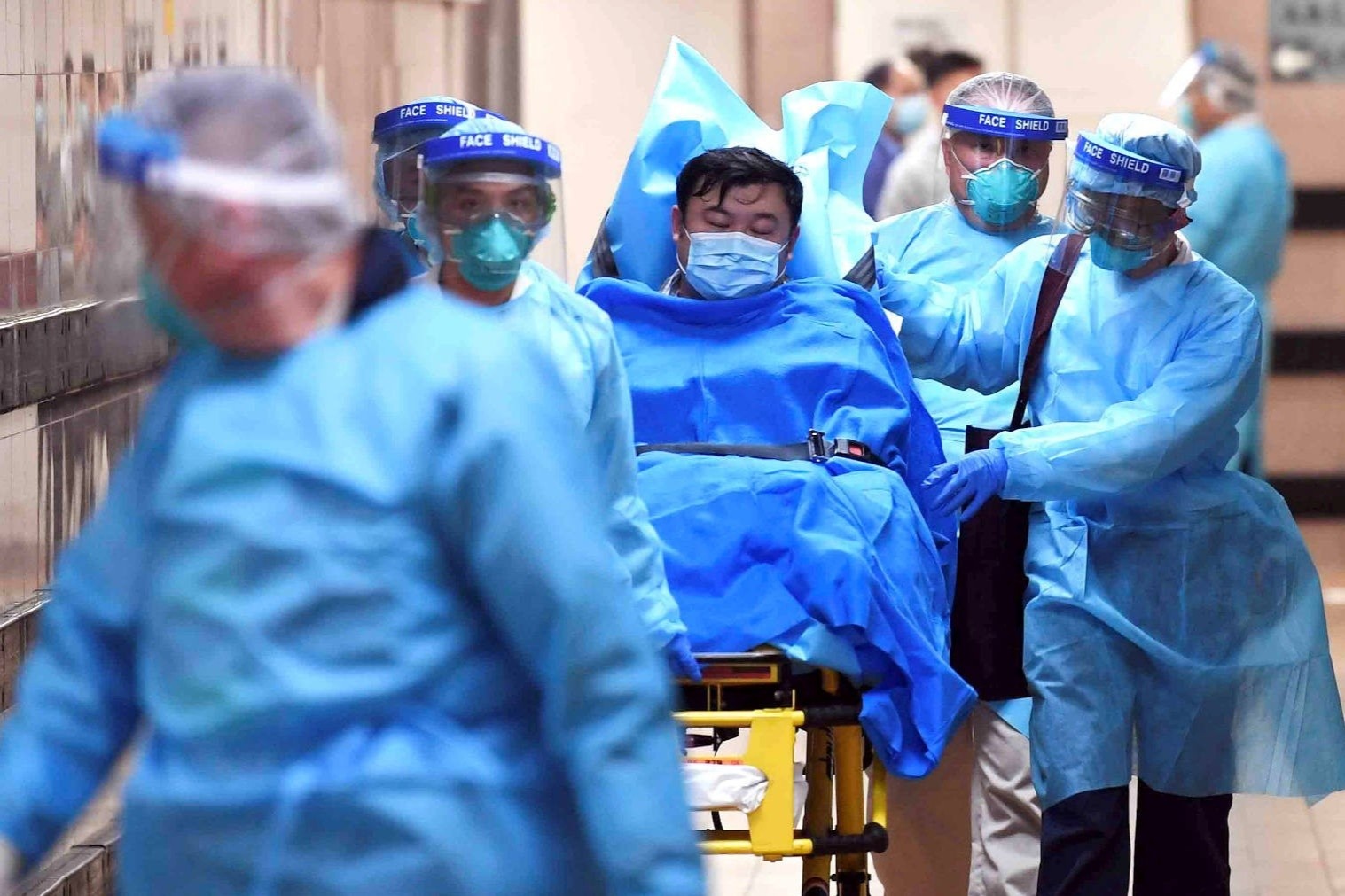 Giua cum corona, chinh quyen nhieu nuoc phai dau voi 'virus tin gia' hinh anh