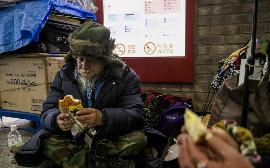 the van hoi,  Nhat Ban,  nguoi ngheo,  an xin,  phat trien anh 9