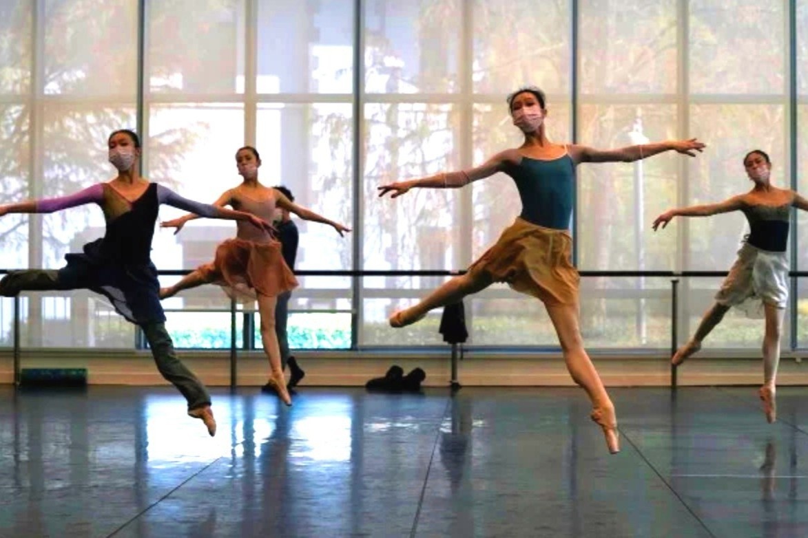 Vu cong ballet bit khau trang, duy tri luyen tap giua dich Covid-19 hinh anh