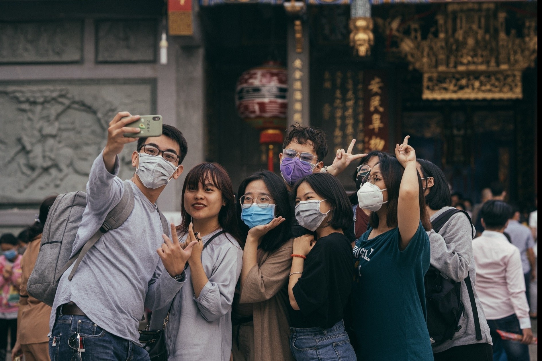 Khac biet van hoa Au  - A trong viec deo khau trang hinh anh