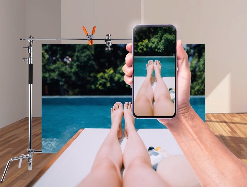 Travel blogger du lich qua man hinh trong mua dich hinh anh