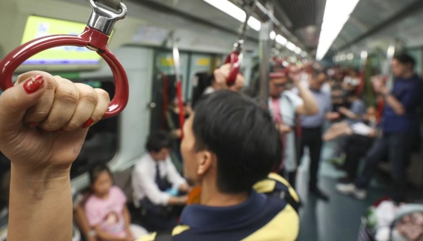 Liem ngon tay boi len tau dien anh 2