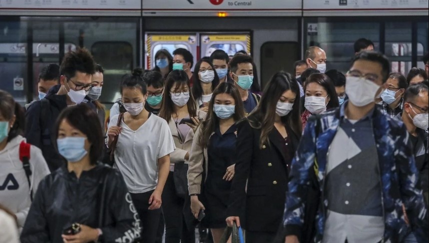 Liem ngon tay boi len tau dien anh 3