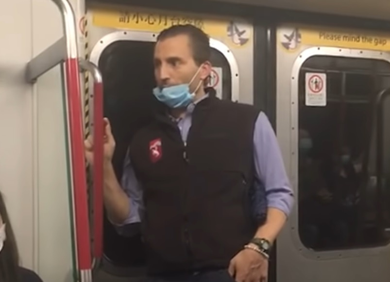 Nguoi dan ong liem ngon tay roi boi len tau dien khien MXH buc xuc hinh anh