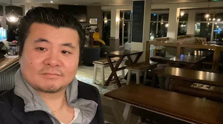 Chu quan bar tang do uong mien phi cho ai o nha cach ly hinh anh