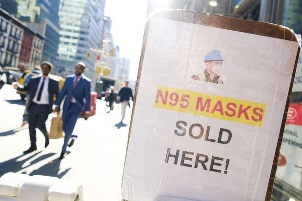 Nguoi New York nhung ngay dau bat buoc 'giau mat' sau lop khau trang hinh anh