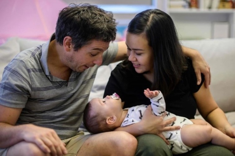 Me nhiem Covid-19, be gai 4 thang dang bu duoc khap noi gui sua ung ho hinh anh