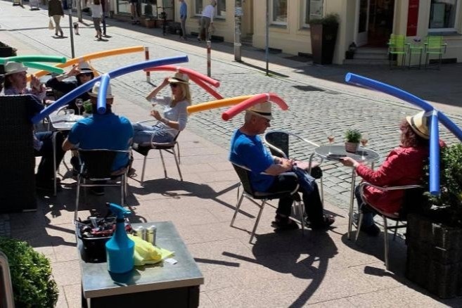 Quan ca phe o Duc cho khach doi phao boi xop de giu khoang cach hinh anh