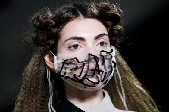 Ai cung deo khau trang, son moi 'ra ria' hinh anh