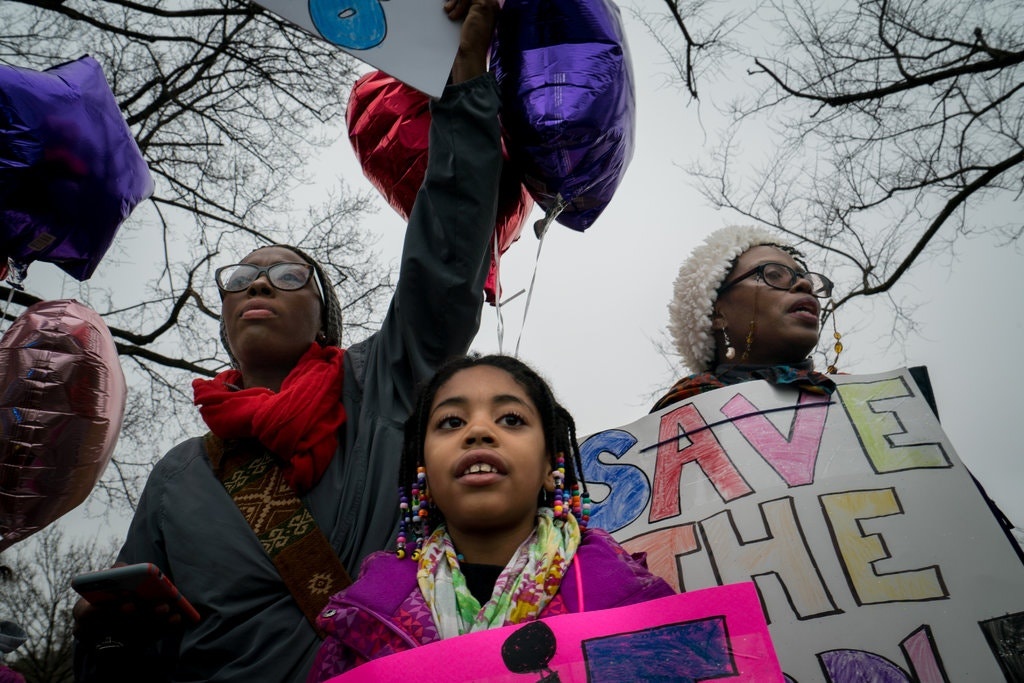 tre em chong phan biet chung toc anh 2
