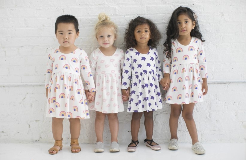 Lam sao de nuoi day mot dua tre khong phan biet chung toc hinh anh