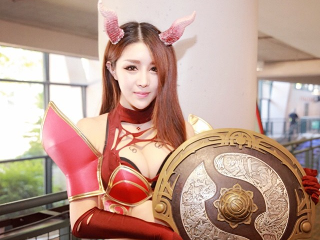 PG cosplay game ke chuyen tung bi cuong hon khi lam viec hinh anh