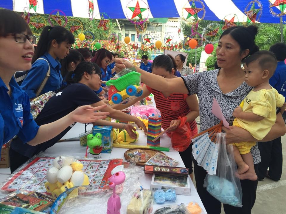 Gian hàng đổi quà cho bệnh nhân nhỏ tuổi Viện nhi trong chương trình Trung thu hồng 2015. (Ảnh: Vũ Ngọc)