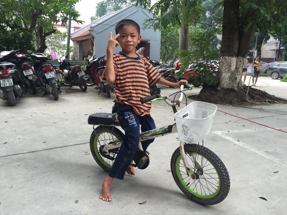 Mắc bệnh suy thận từ năm 6 tuổi cùng một bên chân bị liệt, Thành không thể đi nhưng vẫn đạp được xe. (Ảnh: Vũ Ngọc)