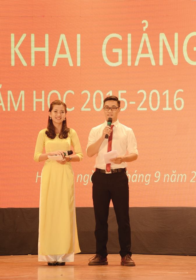 Mai Anh và người bạn dẫn trong chương trình chào khoá mới của Học viện Báo chí & Tuyên truyền.