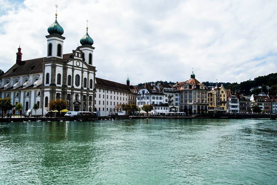 Một góc thành phố cổ kính, kiến trúc Châu Âu cổ xưa gợn nét tĩnh lặng, u hoài.