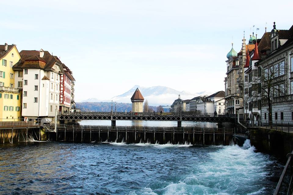 Dài 240 mét, cây cầu gỗ mang tên Chapel có lịch sử cổ xưa nhất Châu Âu nằm vắt ngang dòng sông Reuss là nơi thu hút đông đảo khách du lịch.