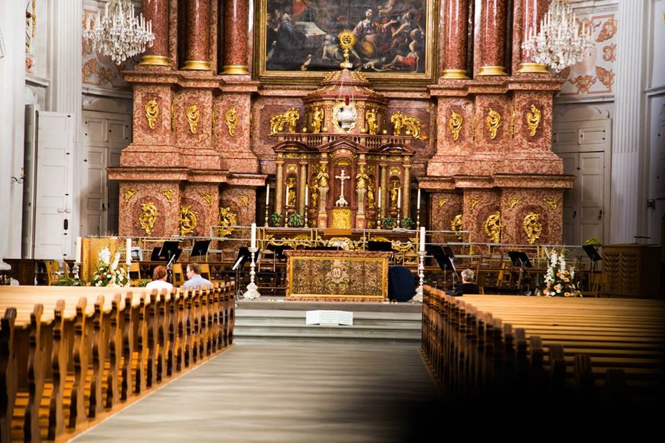 Cận cảnh nét điêu khắc, chạm trổ tinh tế của kiến trúc nhà thờ Châu Âu.