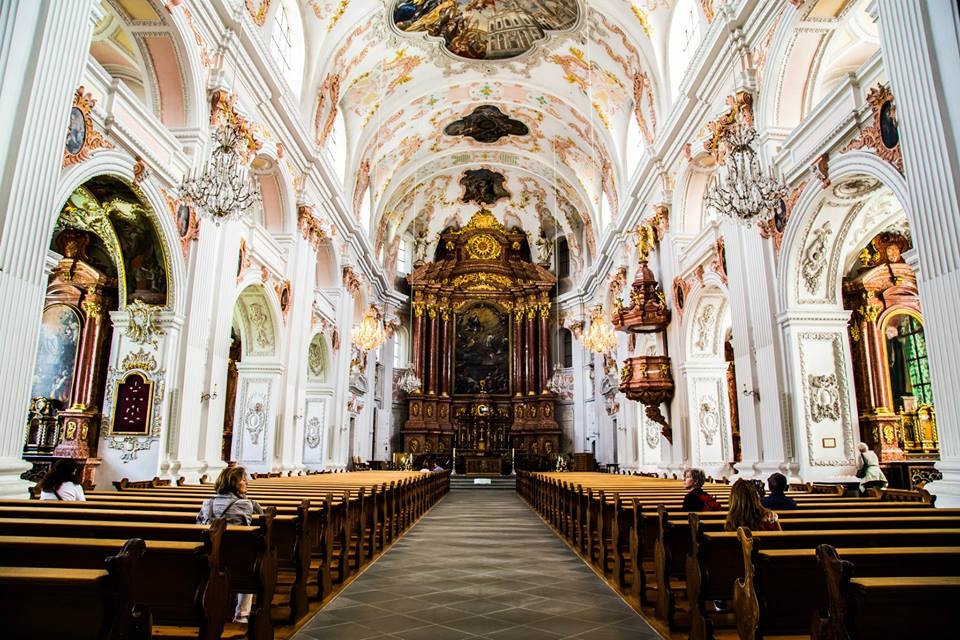 Bên trong nhà thờ Jesuit nằm gần và nhìn ra cầu Chapel bên sông Reuss là nhà thờ Baroque lớn đầu tiên được xây dựng ở Thụy Sĩ vào năm 1666 bởi Cha Christoph Vogler với hai ngọn tháp hình củ hành. Ngày nay nhà thờ Jesuit là nơi thường tổ chức những buổi hòa nhạc.