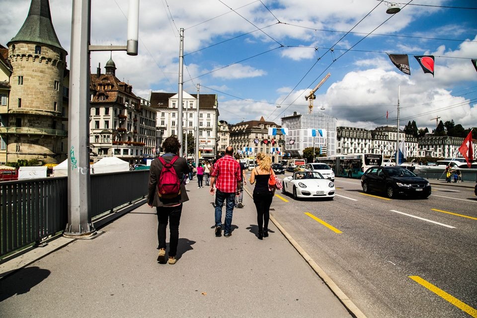 Con phố ngập tràn nắng thu ấm áp là địa điểm dạo chơi yêu thích của người dân và khách du lịch.