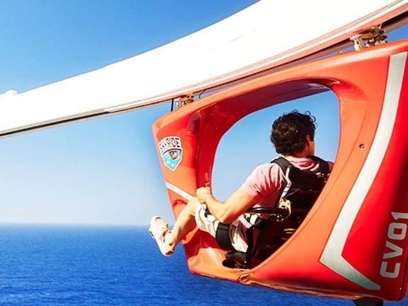 Dap xe xuyen bien tren du thuyen khong lo hinh anh