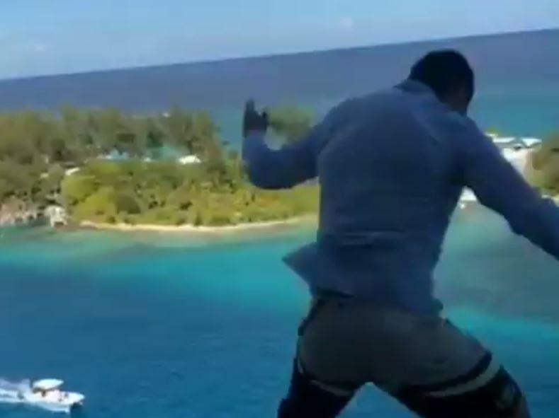 Du khach thoat chet sau khi nhay tu tang 11 cua du thuyen hinh anh