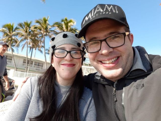 Du khach bi duoi khoi may bay vi mui co the hinh anh