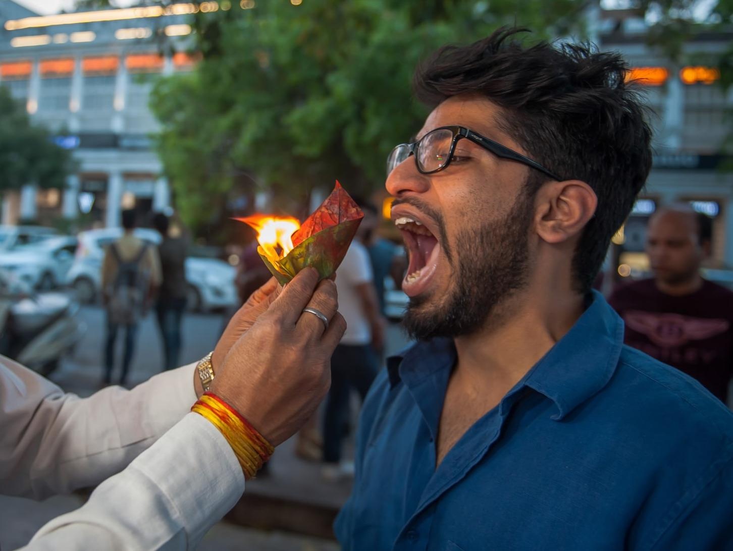 Du khach xep hang cho thu mon an 'nuot lua' vao bung o An Do hinh anh