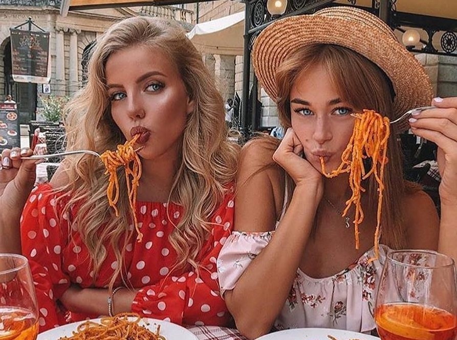 Bo tui dang chup anh doc dao cung ban than khi du xuan dip Tet hinh anh