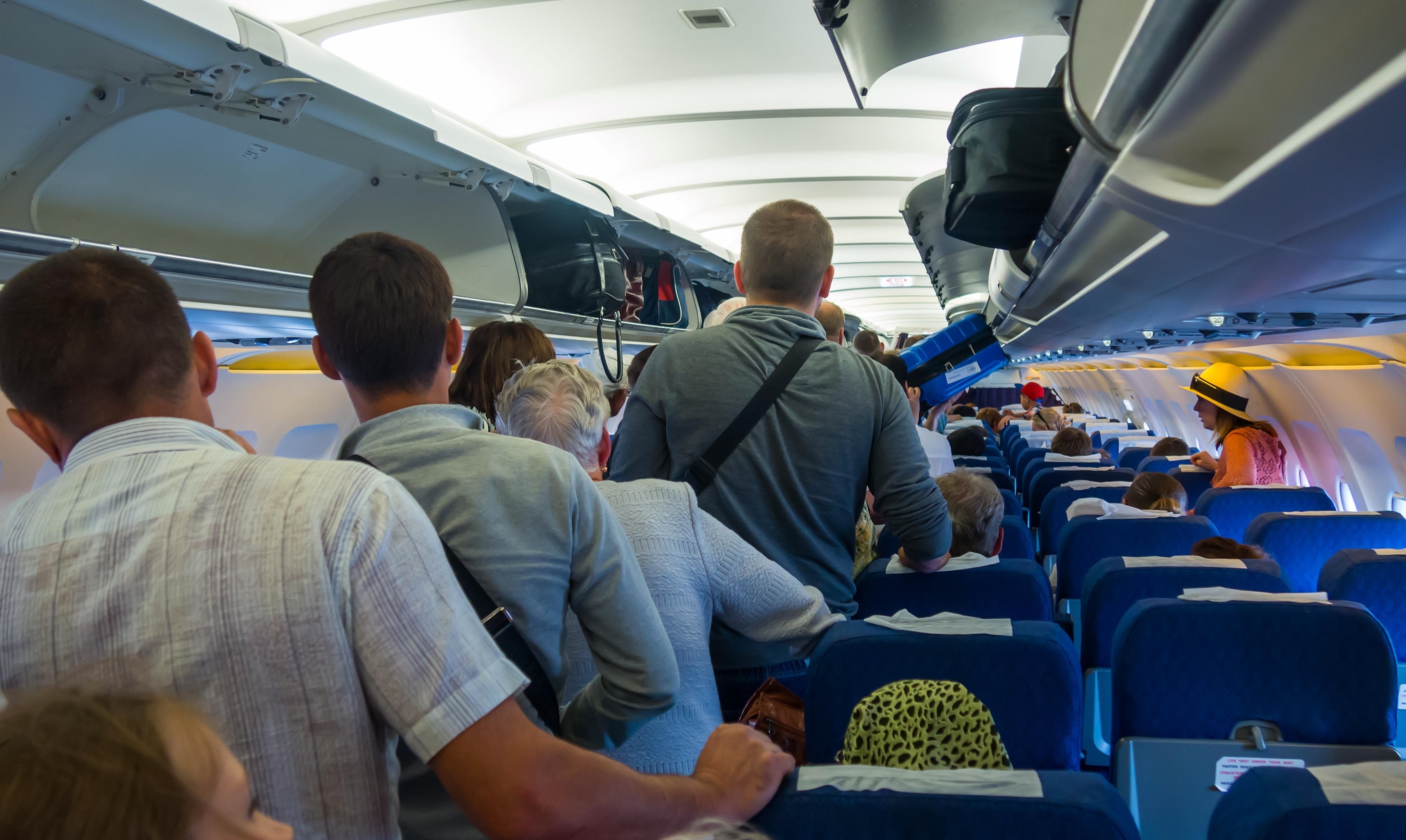 Thieu nuoc trong nha ve sinh, may bay phai ha canh khan cap hinh anh