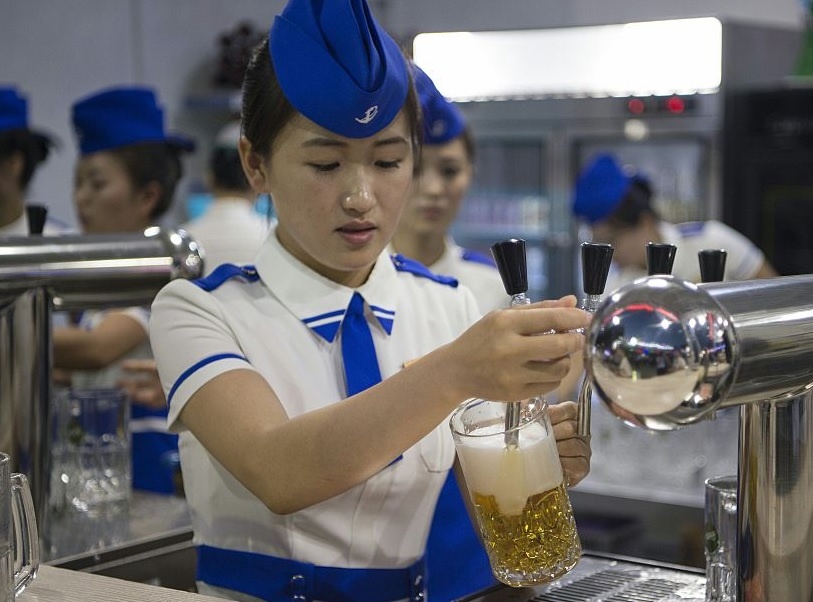 Ky la quan bar khong ghe ngoi tai Trieu Tien hinh anh