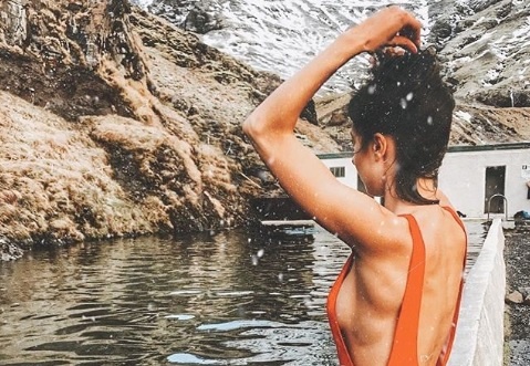 Kham pha be boi tram nam an minh giua nui rung Iceland hinh anh