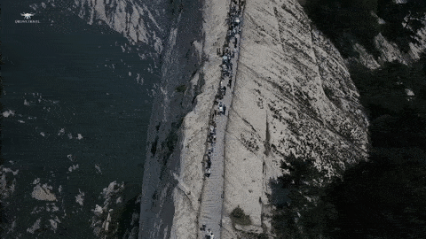 Van go 'tu than' thach thuc du khach tai hem nui o Trung Quoc hinh anh