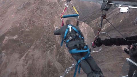 Rung tim 'may phong nguoi' xuong vuc sau voi van toc 100 km/h hinh anh