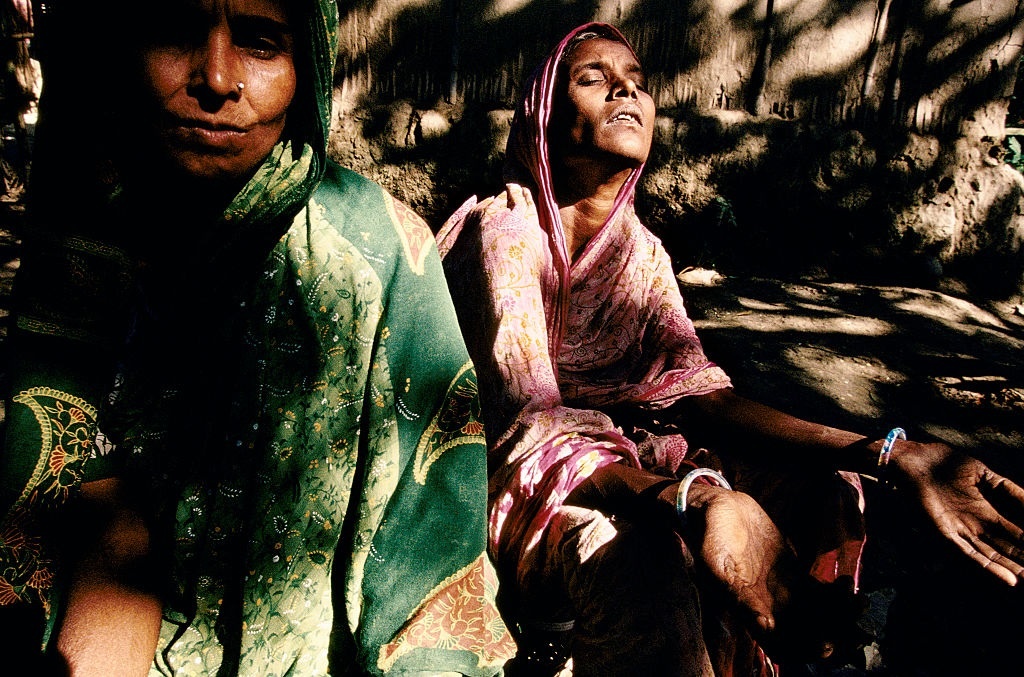 Ngoi lang 'so' di dep va nu than bi an duoi den tho khong lo hinh anh