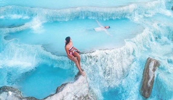 Ho nuoc nong xanh nhu ngoc giua thi tran hoang vu o Italy hinh anh