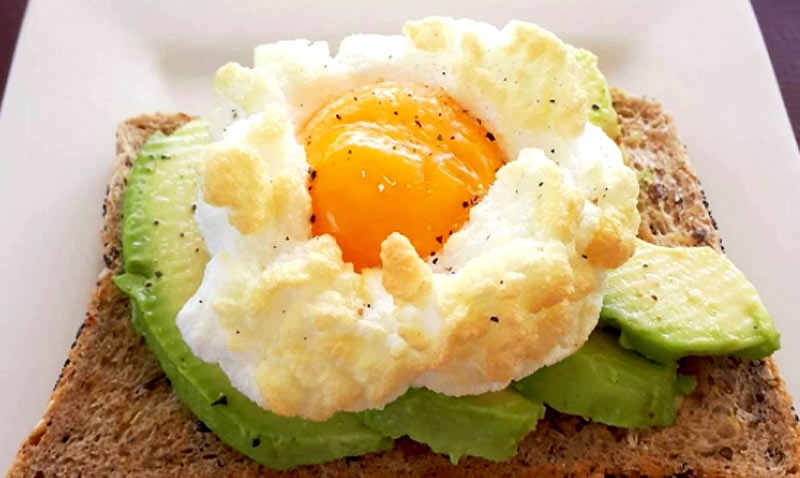 Cach lam trung dam may va bua sang don gian cho ngay ban ron hinh anh