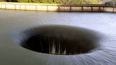 'Ho tu than' giua ho hut moi vat boi xung quanh hinh anh