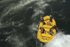 Du khach gao thet khi cheo thuyen qua phien ban 'thac Tay Du Ky' hinh anh