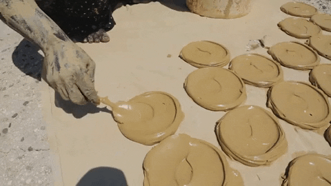 Khi bun dat tro thanh nguyen lieu lam banh o Haiti hinh anh