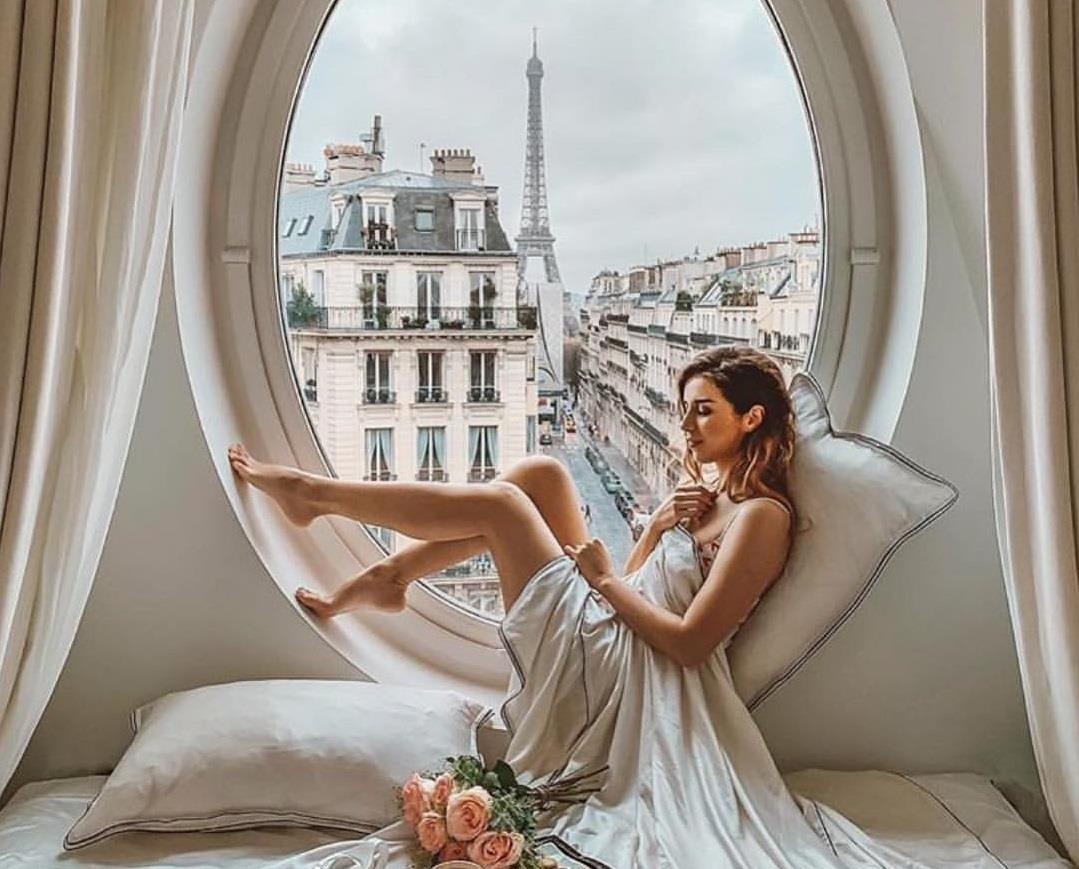 Du goc check-in mo mang nhu cong chua xung quanh thap Eiffel hinh anh