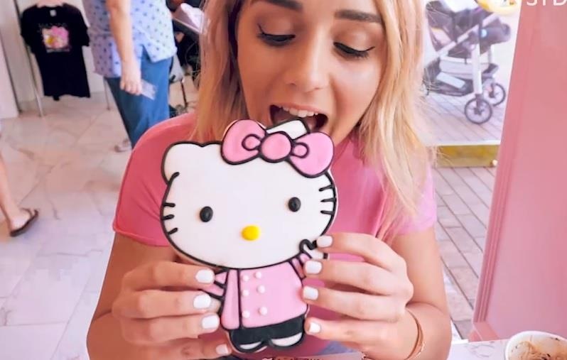 Quan ca phe Hello Kitty goi nho ve tuoi tho du doi hinh anh