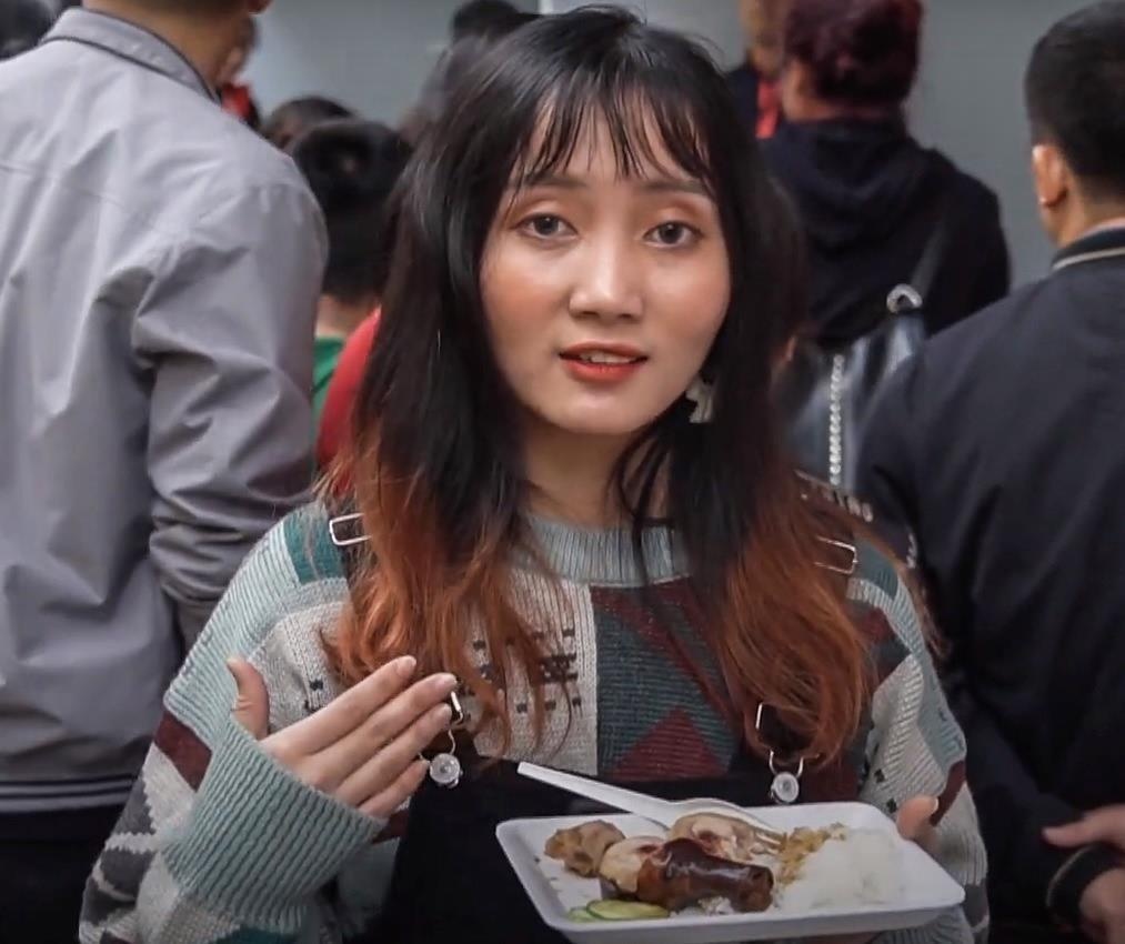 Trai nghiem chen lan de thuong thuc com ga dat sao Michelin o Ha Noi hinh anh