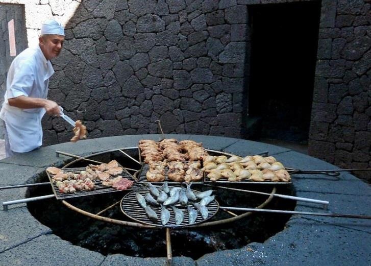 Ky la nha hang nuong thit tren mieng nui lua o Tay Ban Nha hinh anh