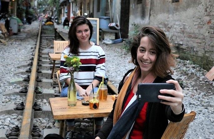 Trai nghiem thuong thuc ca phe ngam tau hoa chay o Ha Noi hinh anh